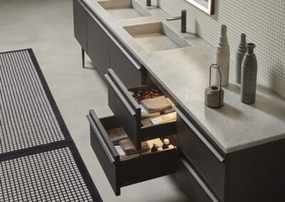 04 al showroom 2023 01 10 borderline olmo top carrara 04 cassetti aperti variante 1675776487298
