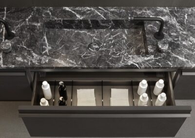 06 al salone del mobile 2024 04 14 area 24 25 covo grigio lavico borderline rovere grigio 04 cassetto aperto w 1730107721718 1
