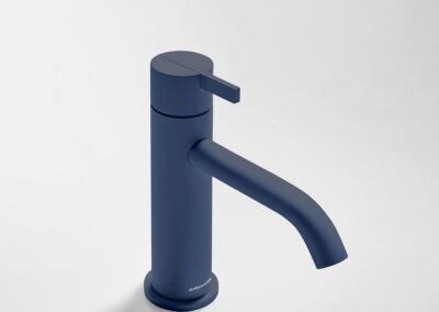06 al showroom 2023 10 19 essentia laccato bianco 03 rana blu 1698247013399