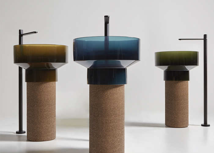 La serie sostenible Borghi by Antonio Lupi es un lavabo Cristalmood con pie de corcho redondo disponible en distintos colores combinables.