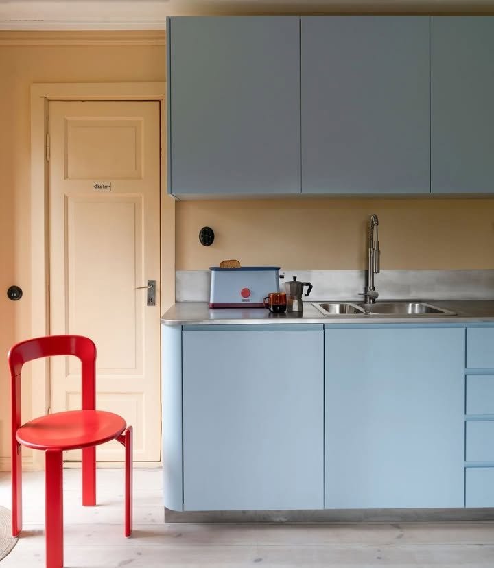 cocina azul y silla roja 1