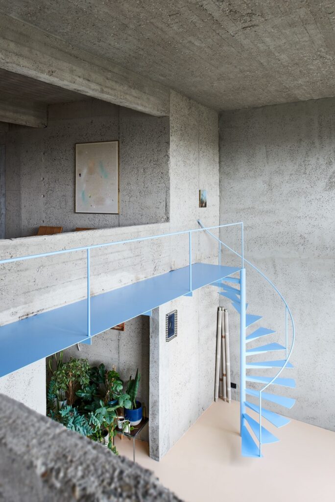 escalera azul cielo